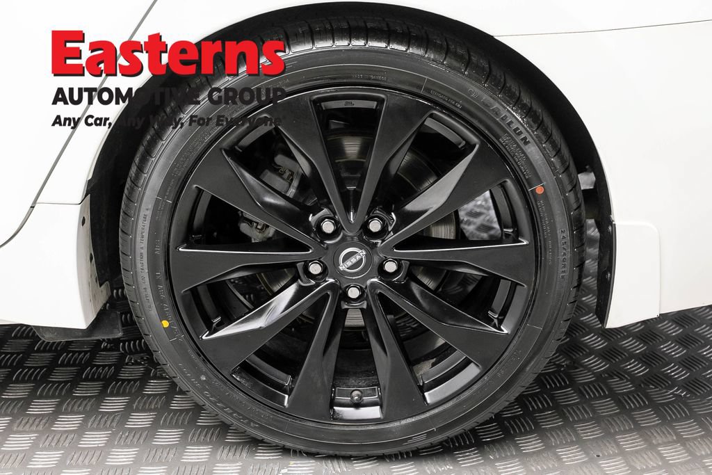 Used 2023 Nissan Maxima SR w/ Sport Mat Group FWD image 8