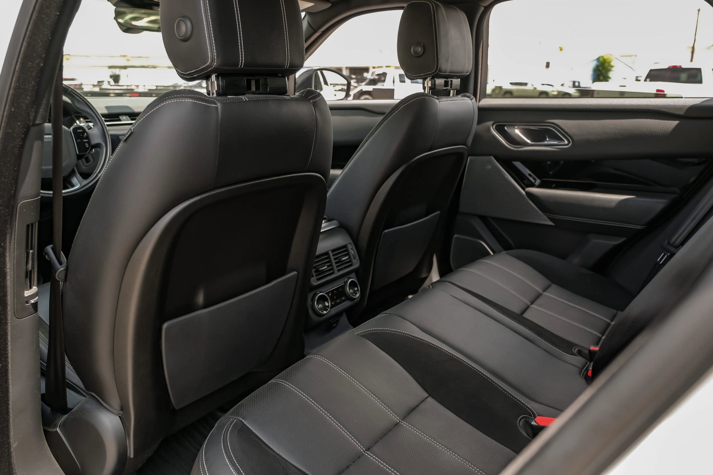 Used 2018 Land Rover Range Rover Velar R-Dynamic SE image 34