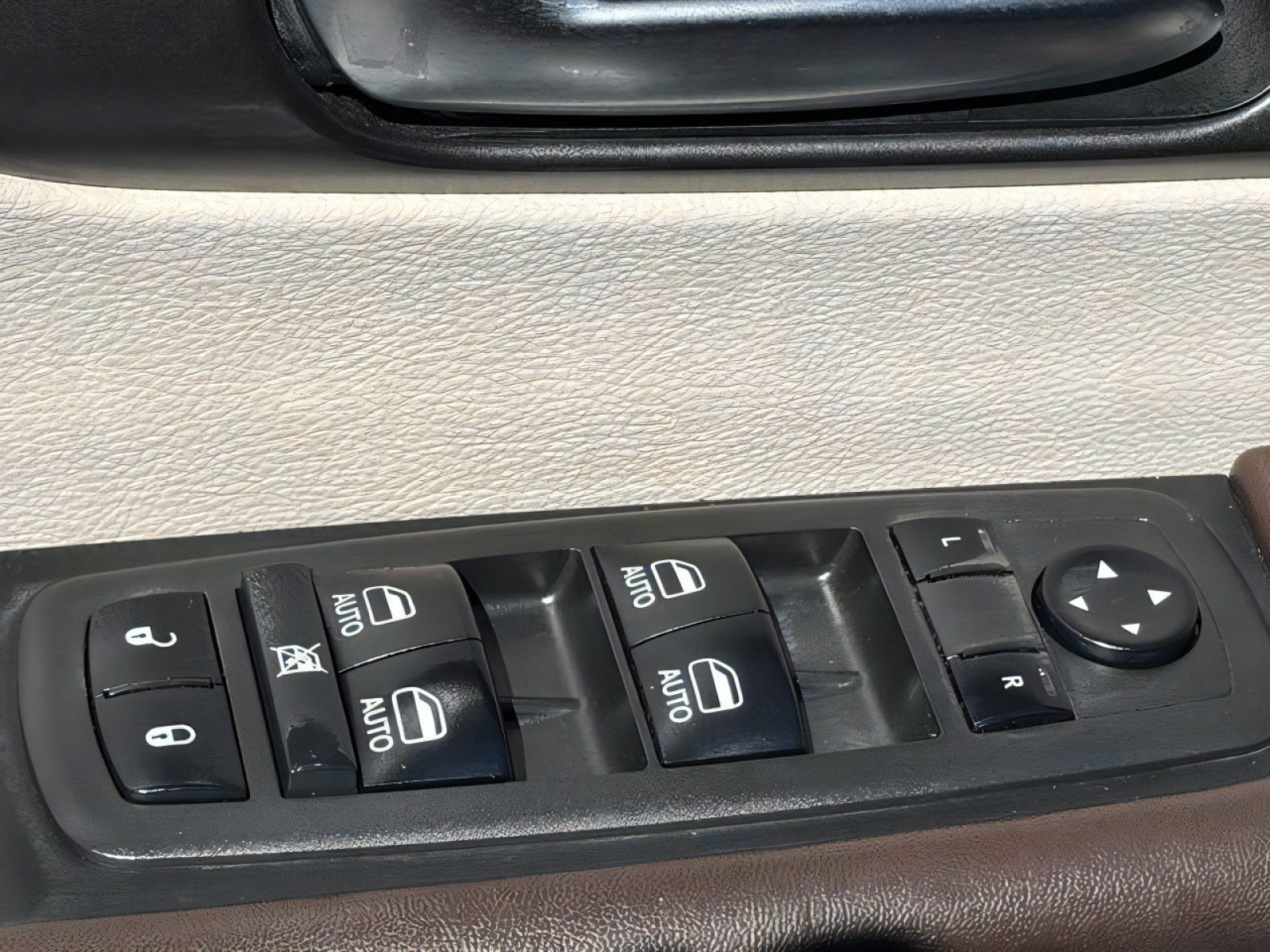 Used 2021 Chrysler Pacifica Touring-L w/ Uconnect Theater Family Group FWD image 21