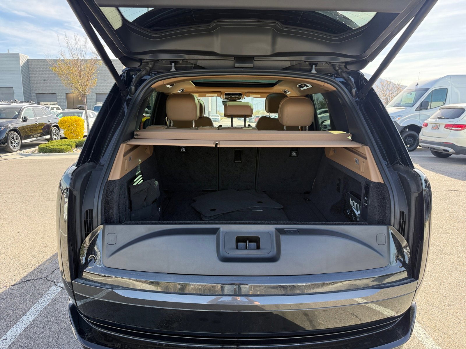 Used 2025 Land Rover Range Rover SE image 34