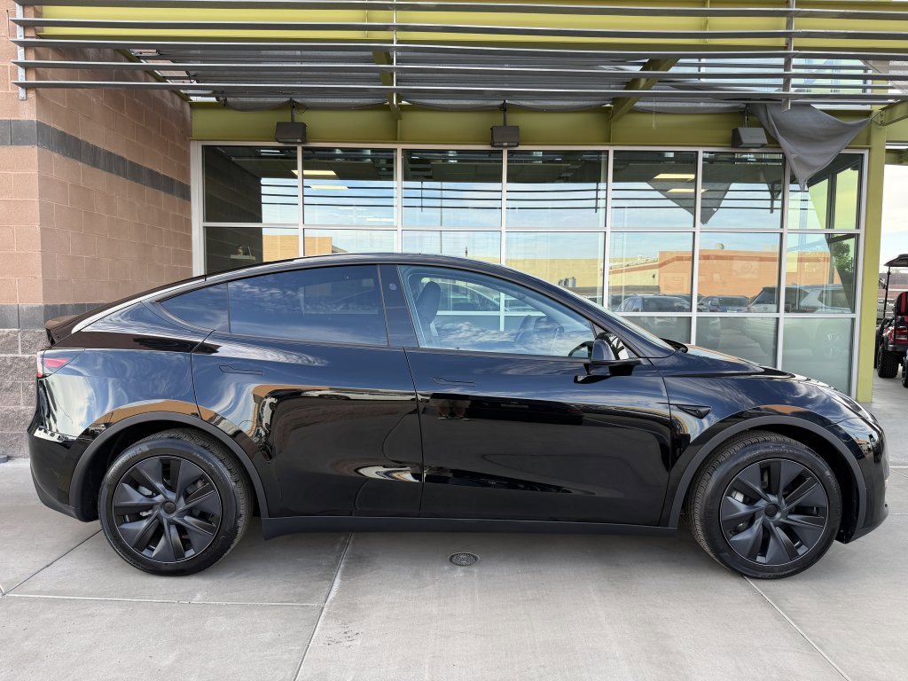 Used 2024 Tesla Model Y 2WD image 9