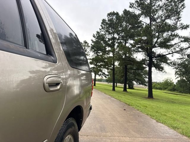 Used 2002 Ford Expedition XLT RWD image 3