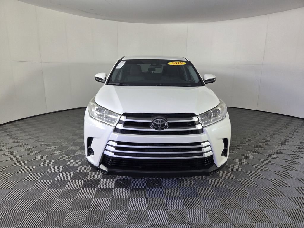 Used 2019 Toyota Highlander LE image 3