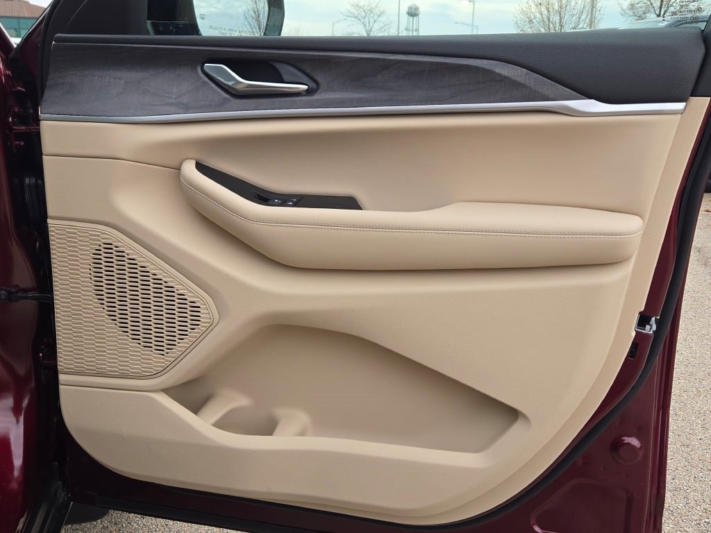 New 2025 Jeep Grand Cherokee Limited image 9