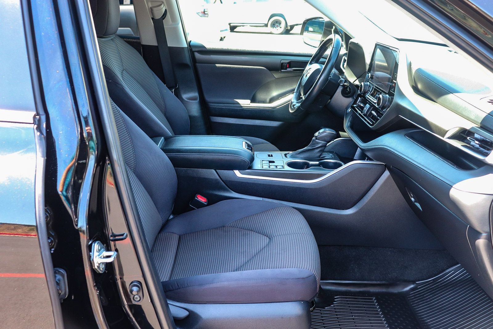 Used 2023 Toyota Highlander LE FWD image 20