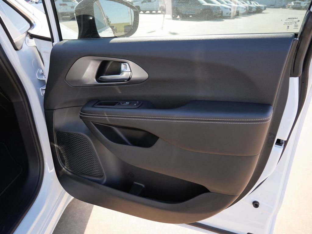 New 2026 Chrysler Pacifica Select image 18