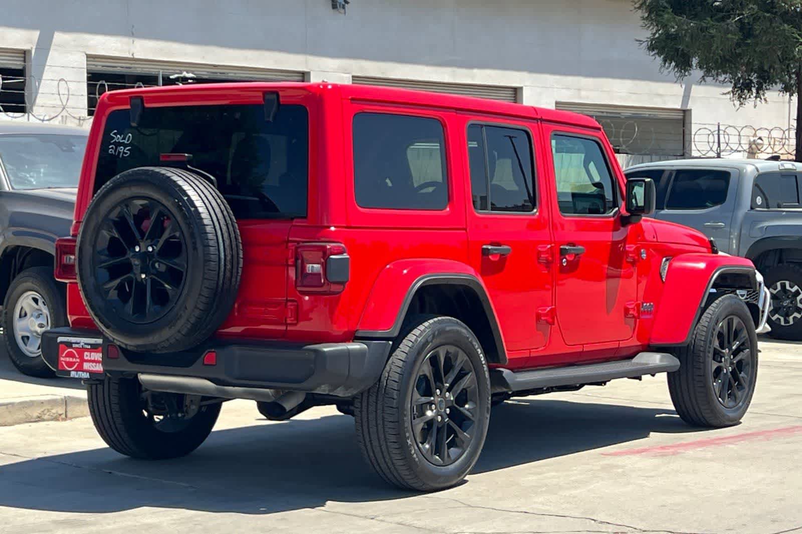 Used 2025 Jeep Wrangler Unlimited Sahara AWD/4WD image 3