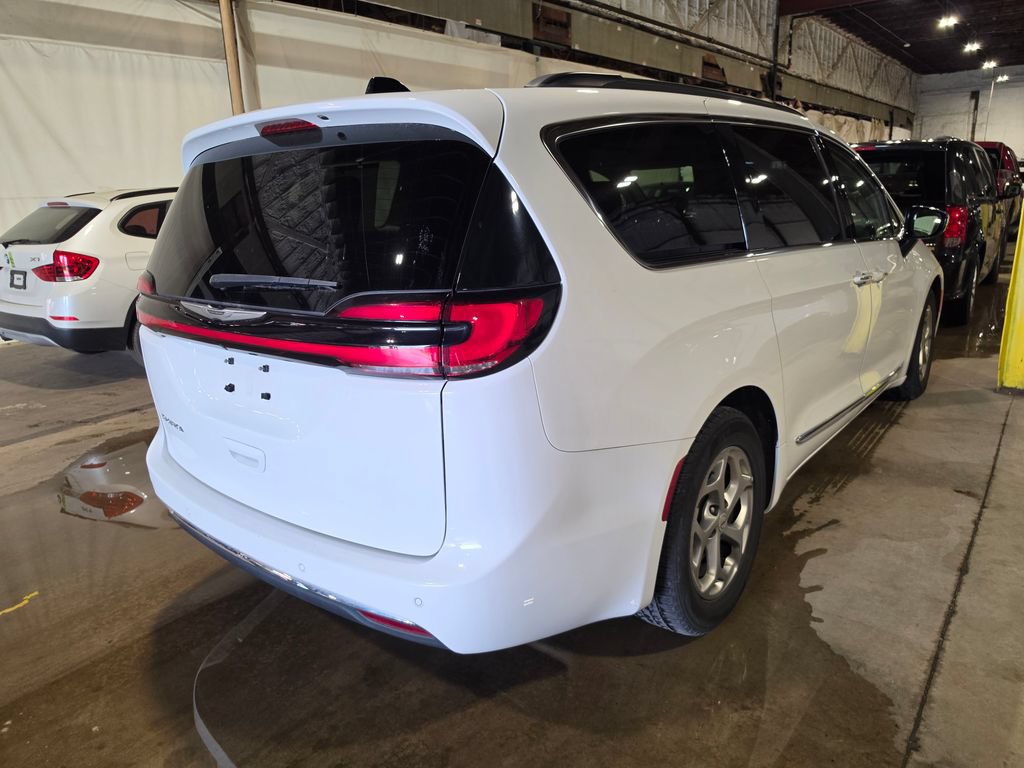 Used 2023 Chrysler Pacifica Limited FWD image 2