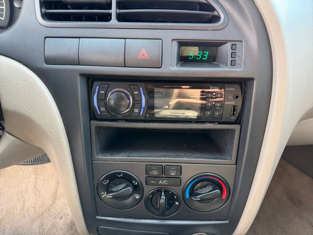 Used 2002 Hyundai Elantra GLS FWD image 9