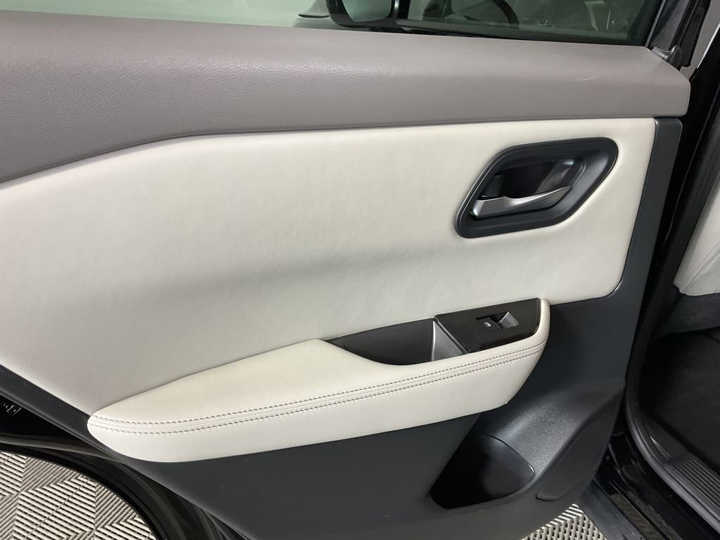 Used 2025 Nissan Rogue SV image 18