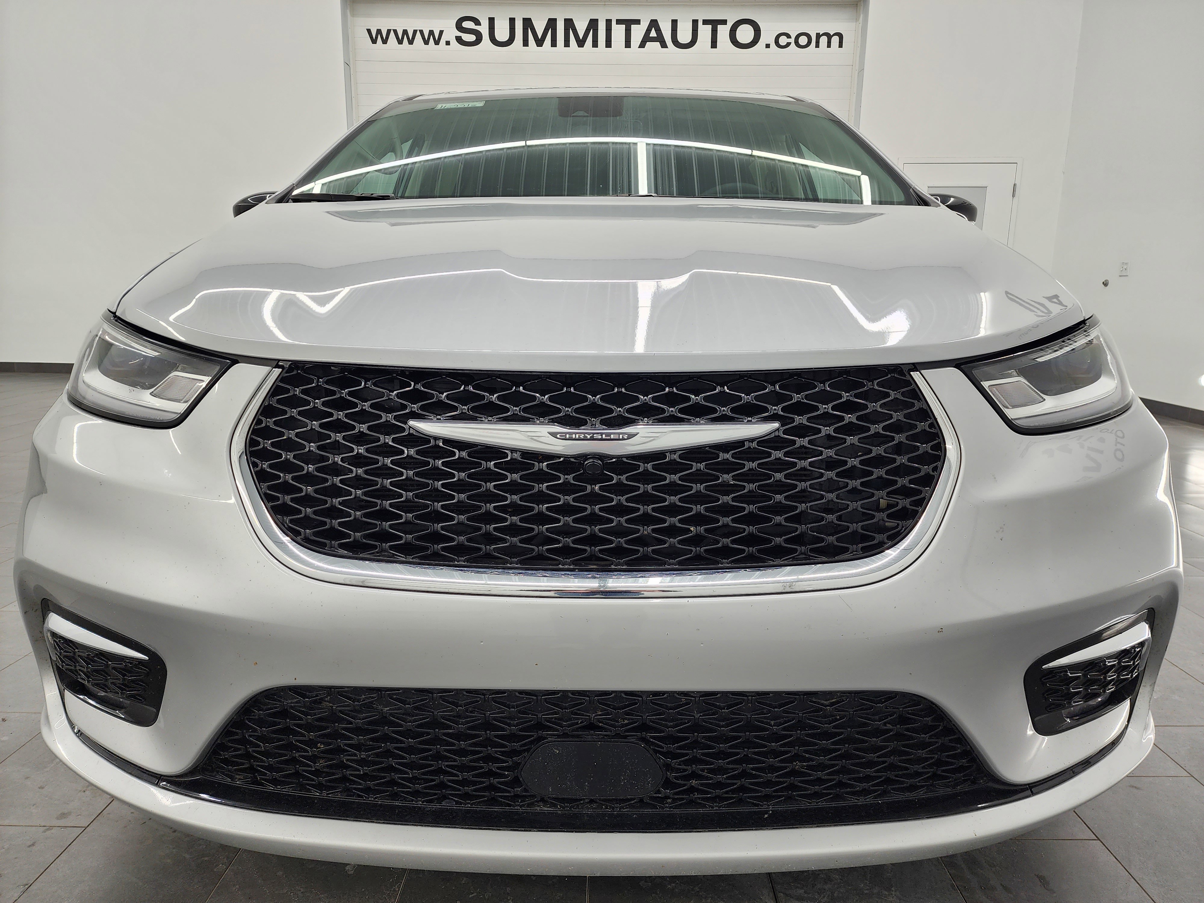 Used 2024 Chrysler Pacifica Touring-L image 23