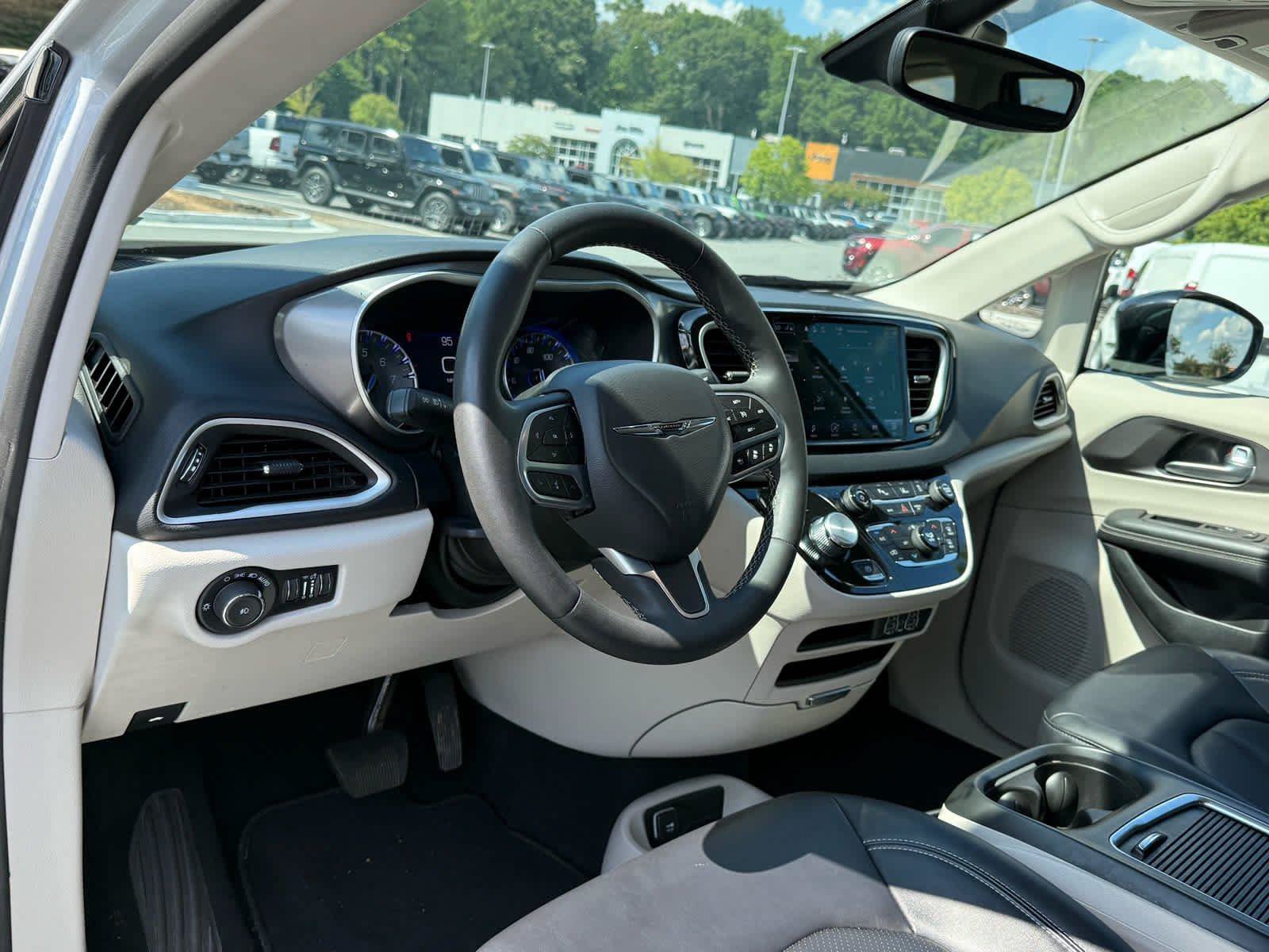 Used 2024 Chrysler Pacifica Touring-L FWD image 15