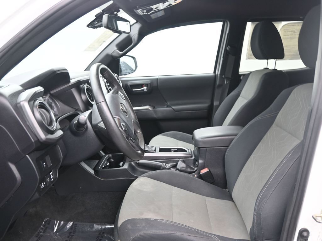 Used 2020 Toyota Tacoma TRD Off-Road image 12