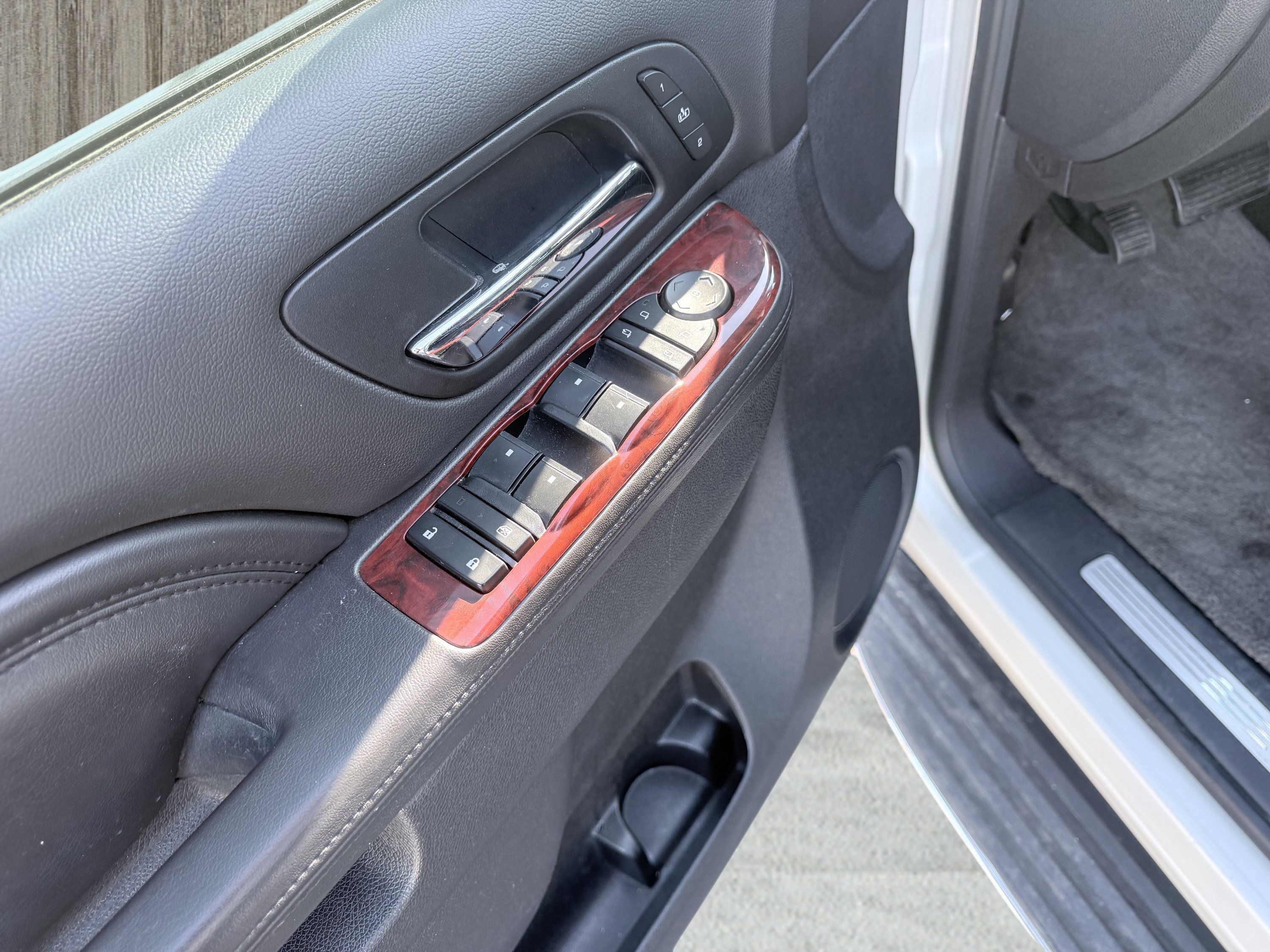 Used 2012 Cadillac Escalade Luxury RWD image 20