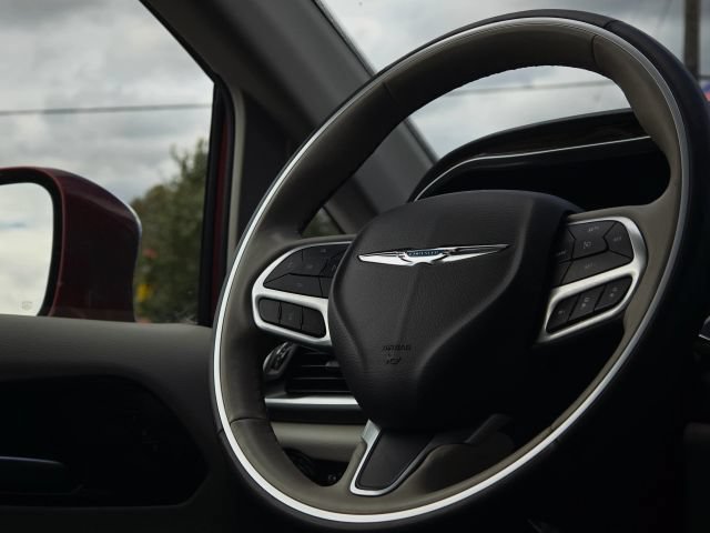 Used 2021 Chrysler Pacifica Limited FWD image 26