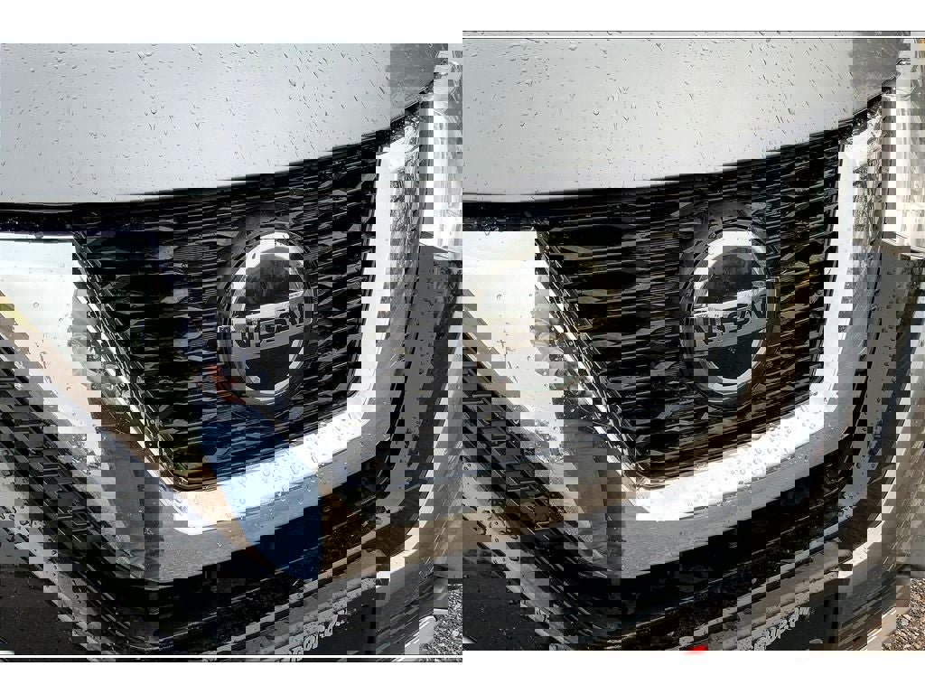 Used 2018 Nissan Rogue SV image 30