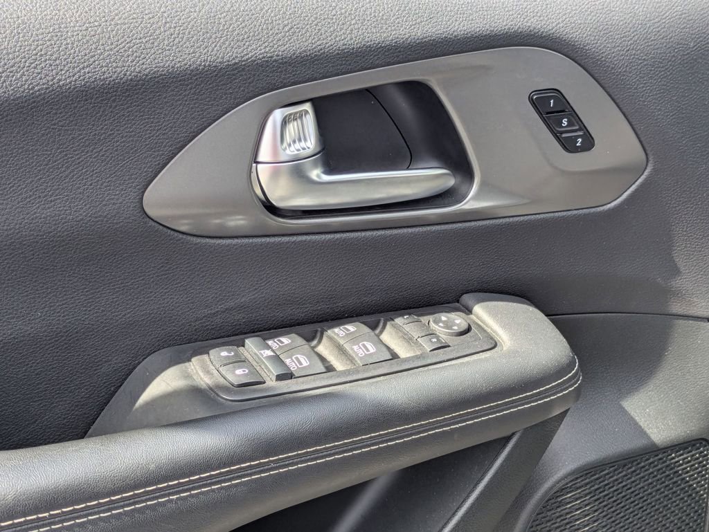 Used 2025 Chrysler Pacifica Select FWD image 16