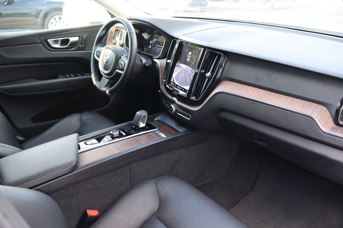 Used 2022 Volvo XC60 B5 Momentum AWD/4WD image 14