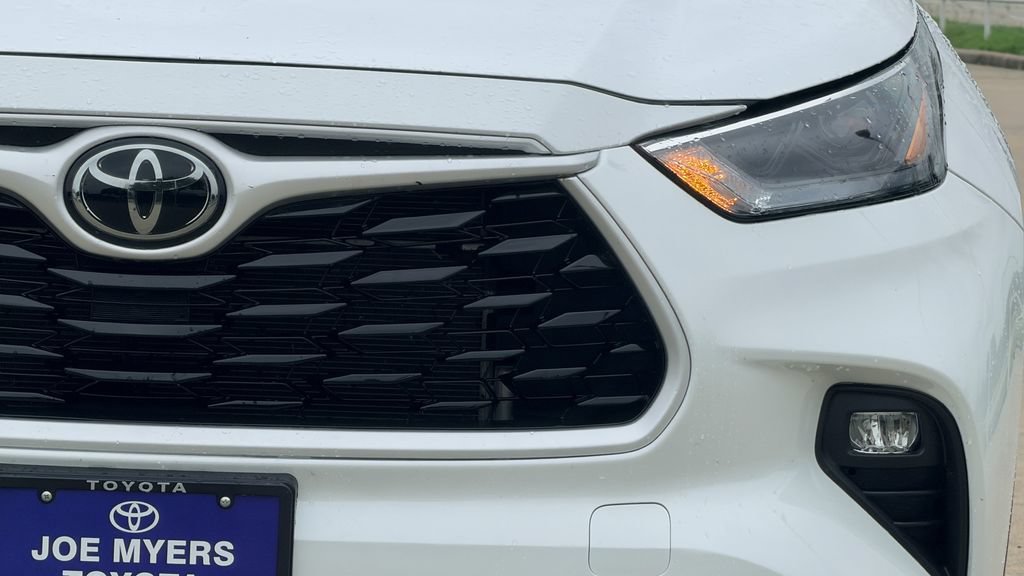 Used 2024 Toyota Highlander LE FWD image 5