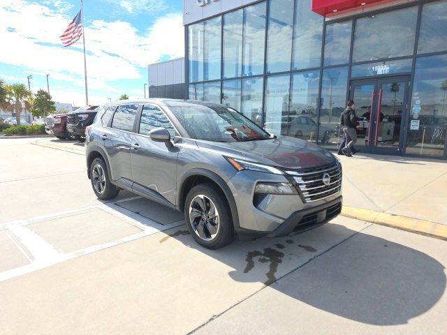 Used 2025 Nissan Rogue SV image 2