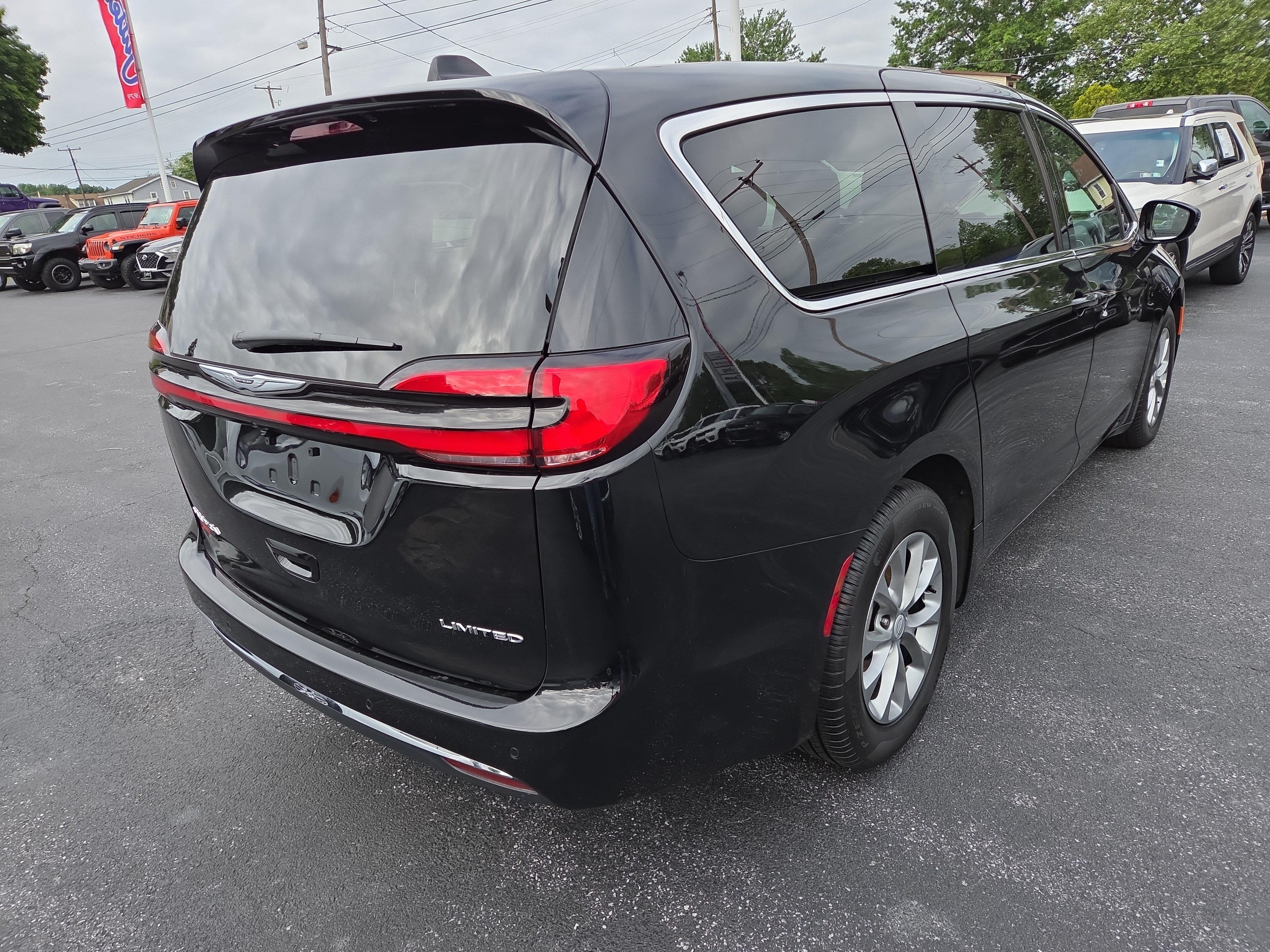 Certified 2026 Chrysler Pacifica Limited FWD image 4