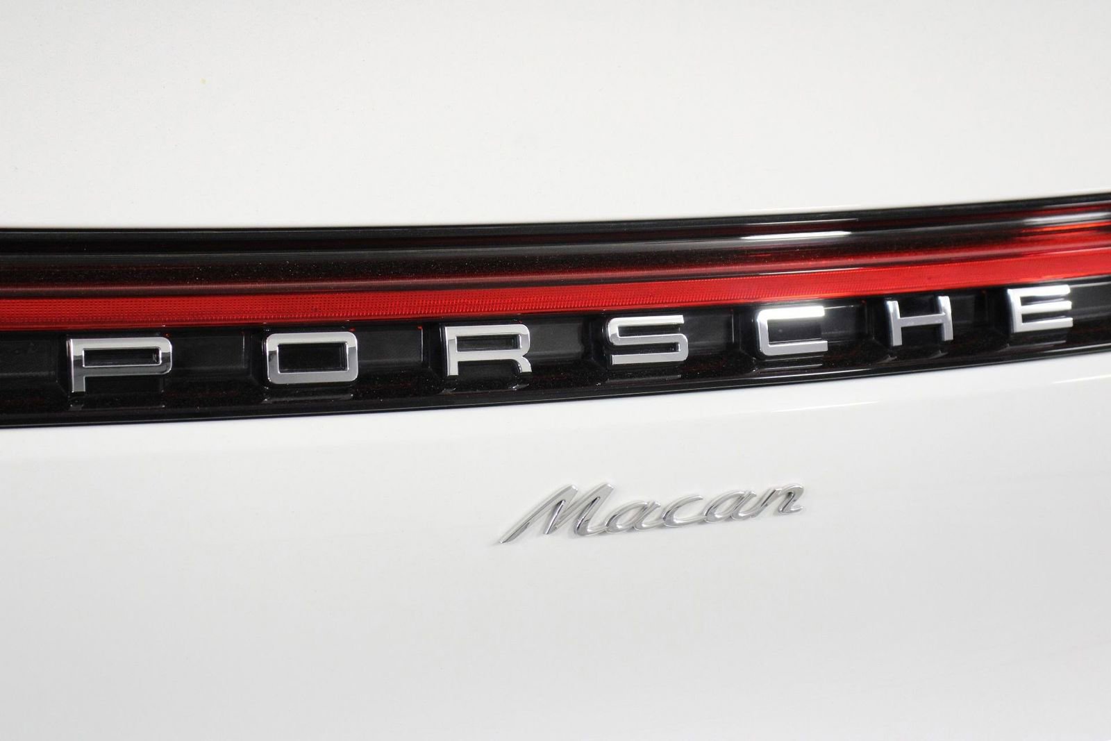 Certified 2022 Porsche Macan AWD/4WD image 22