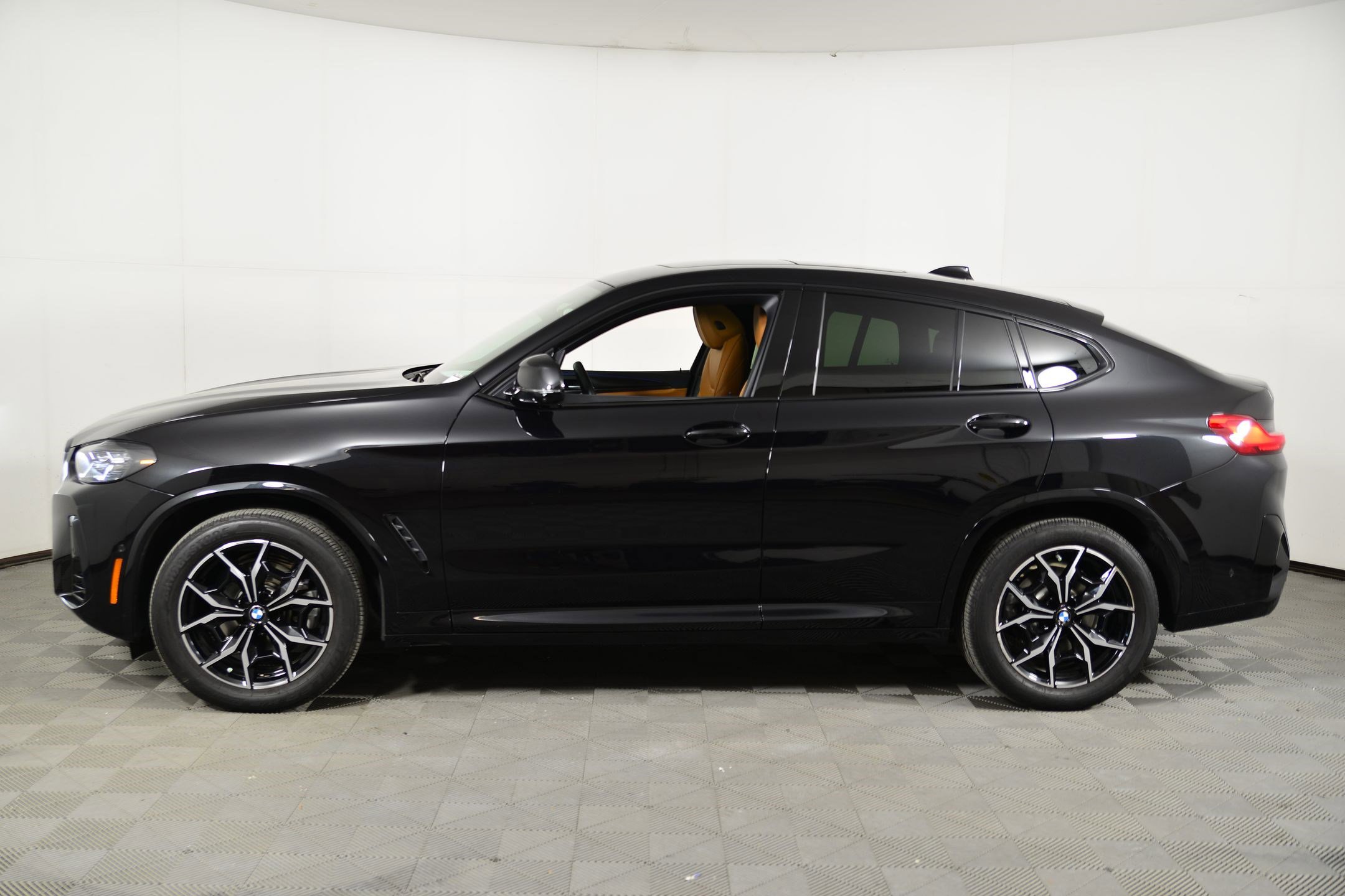 Used 2024 BMW X4 xDrive30i w/ Premium Package image 2