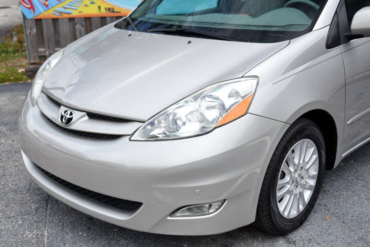 Used 2010 Toyota Sienna XLE FWD image 4