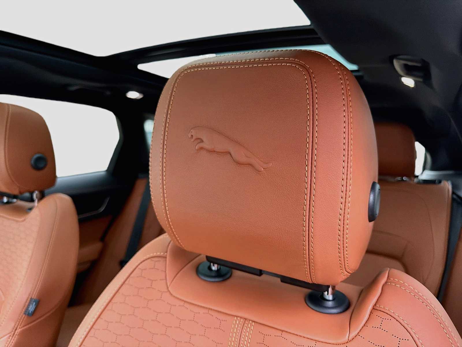 Certified 2025 Jaguar F-PACE R-Dynamic S AWD/4WD image 16