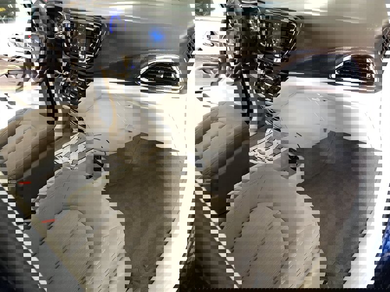 Used 2020 Chrysler Voyager LX image 22