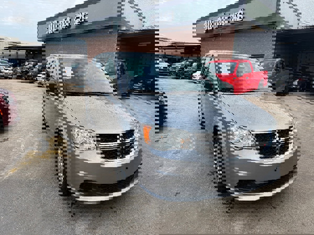 Used 2019 Dodge Grand Caravan SE image 2