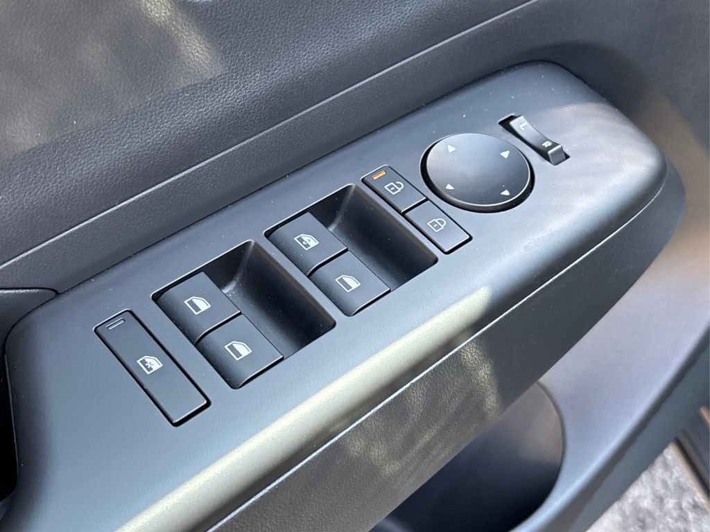 Certified 2025 Hyundai Kona SE image 31