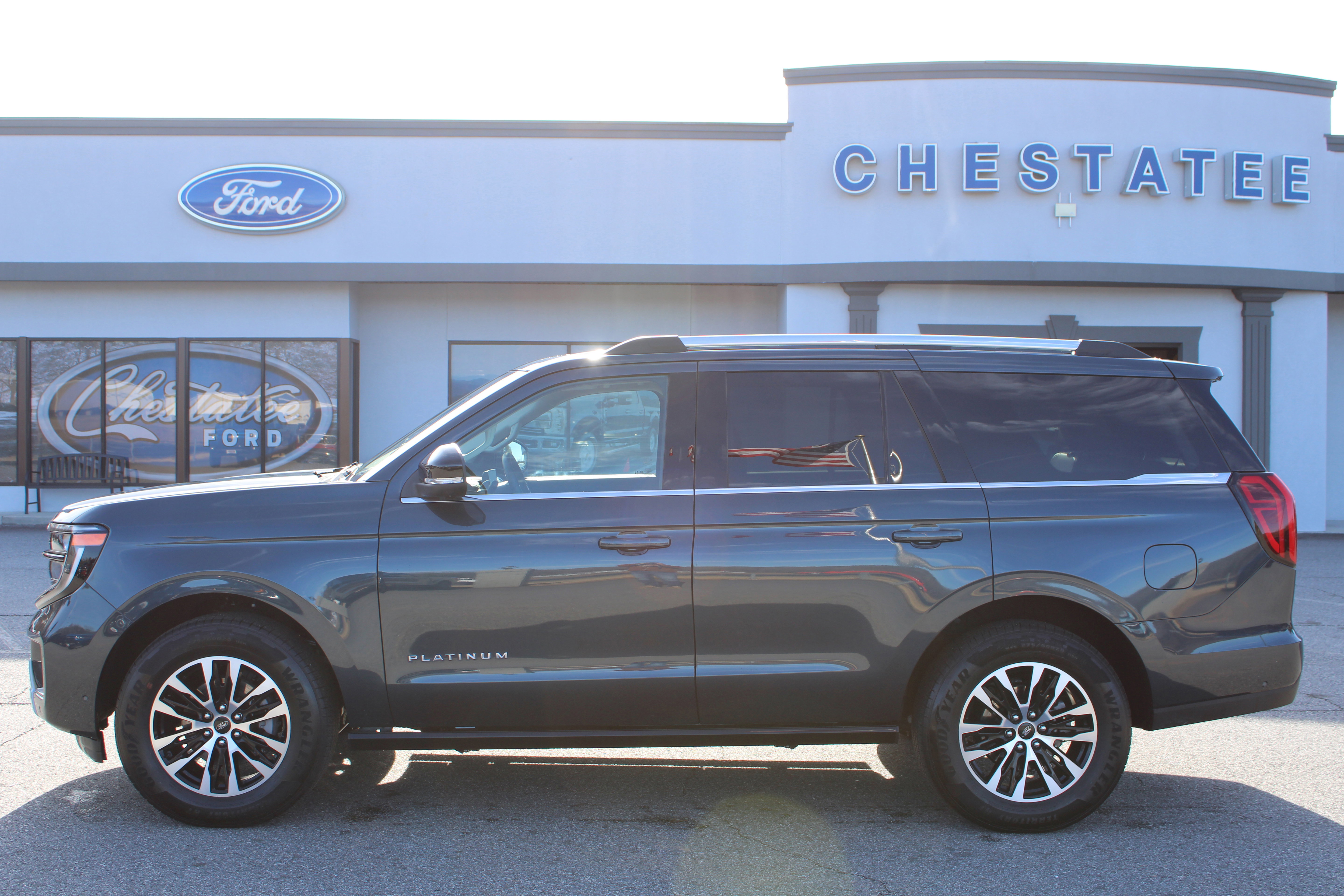 Used 2025 Ford Expedition Platinum image 1