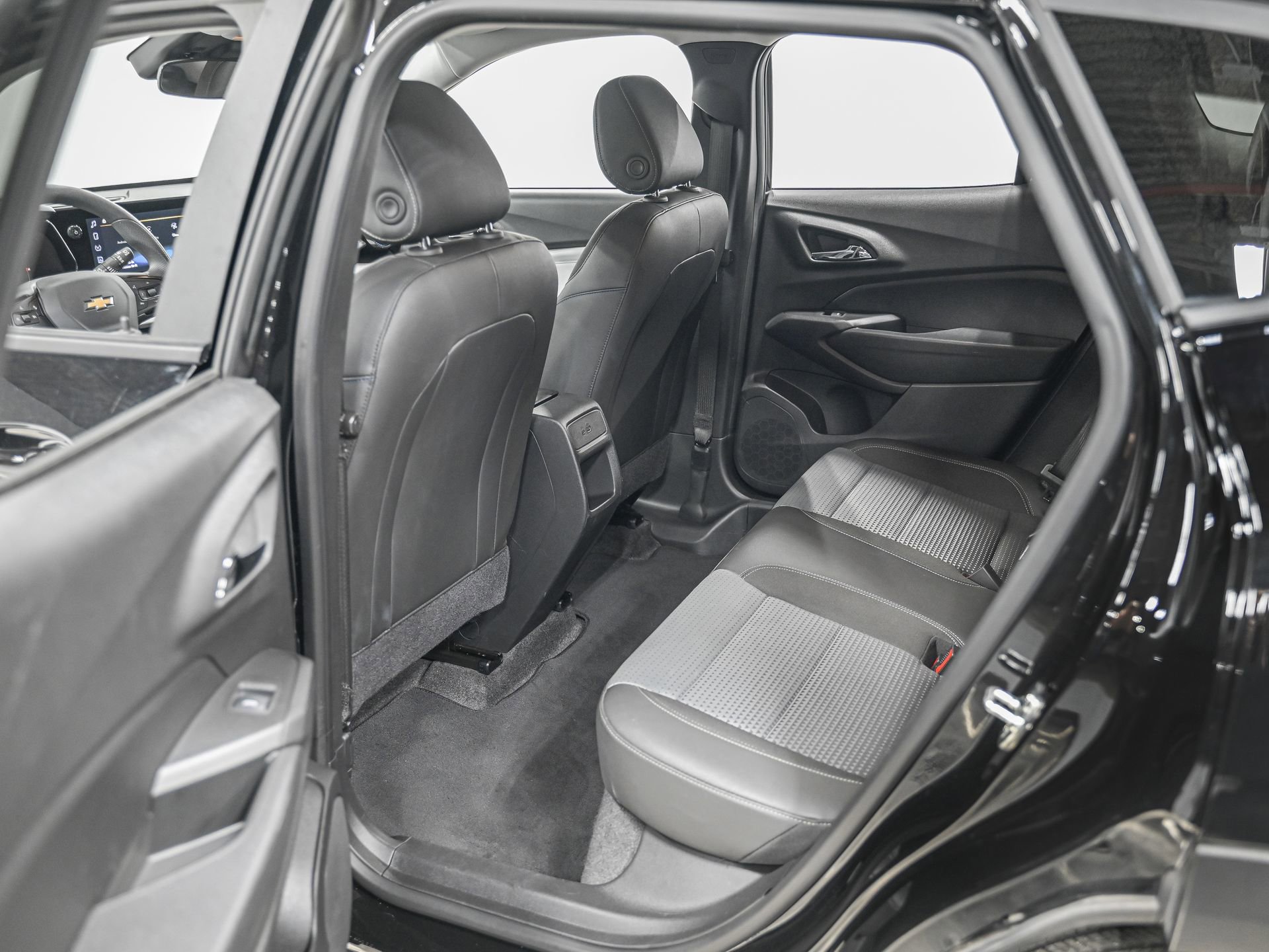 Used 2026 Chevrolet Trax LT w/ LT Convenience Package image 28