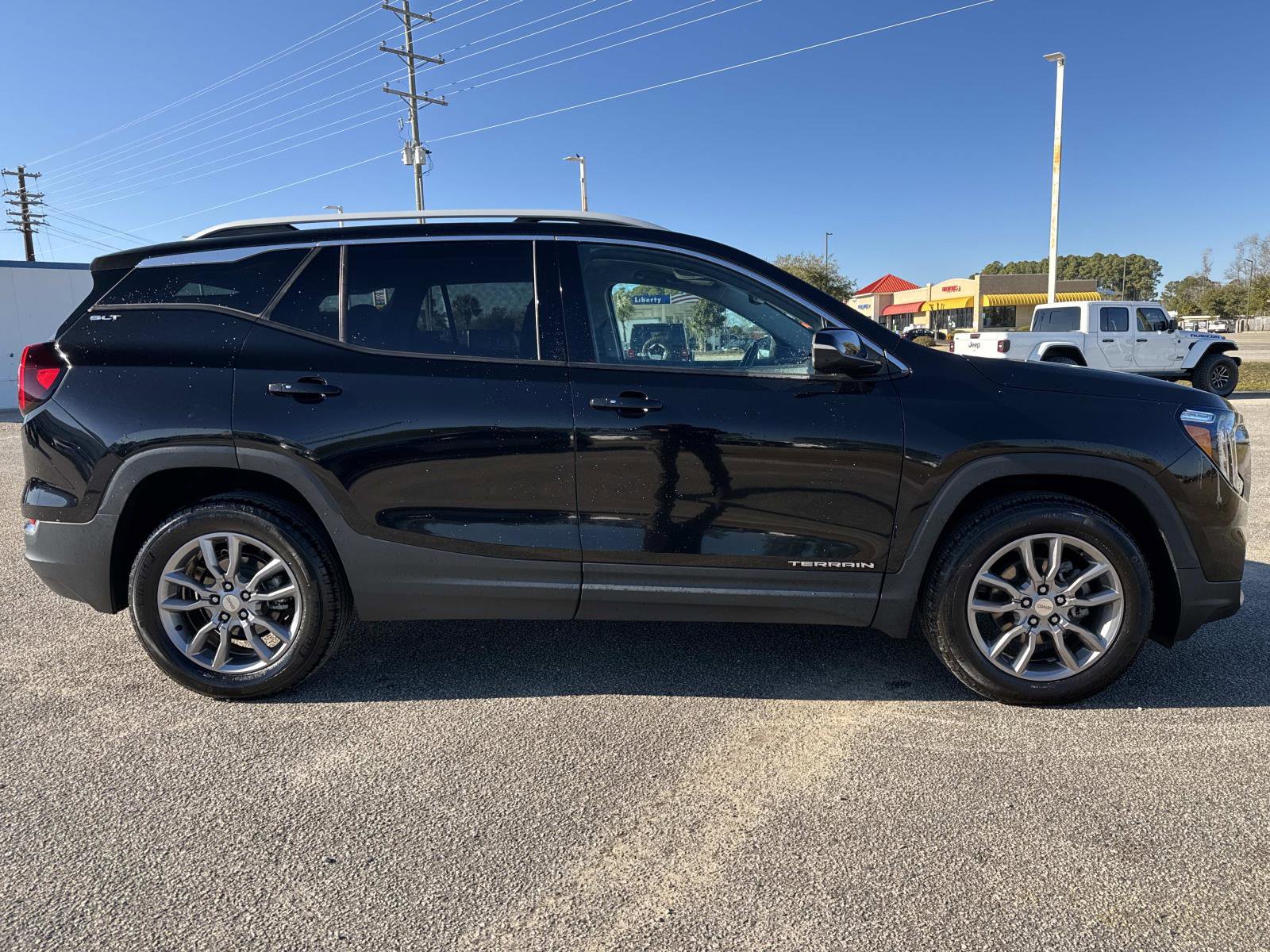 Used 2022 GMC Terrain SLT image 2