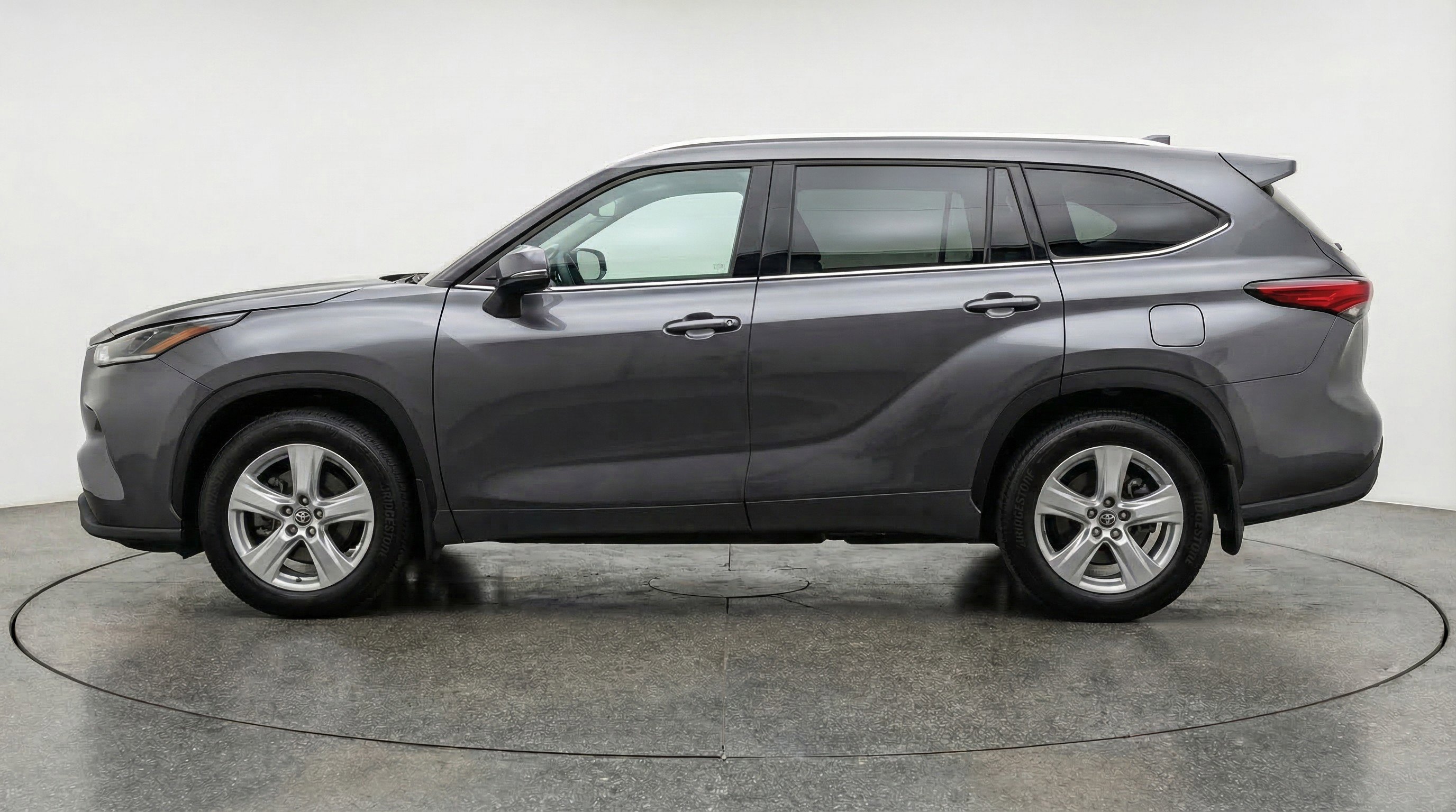 Used 2025 Toyota Highlander LE FWD image 5