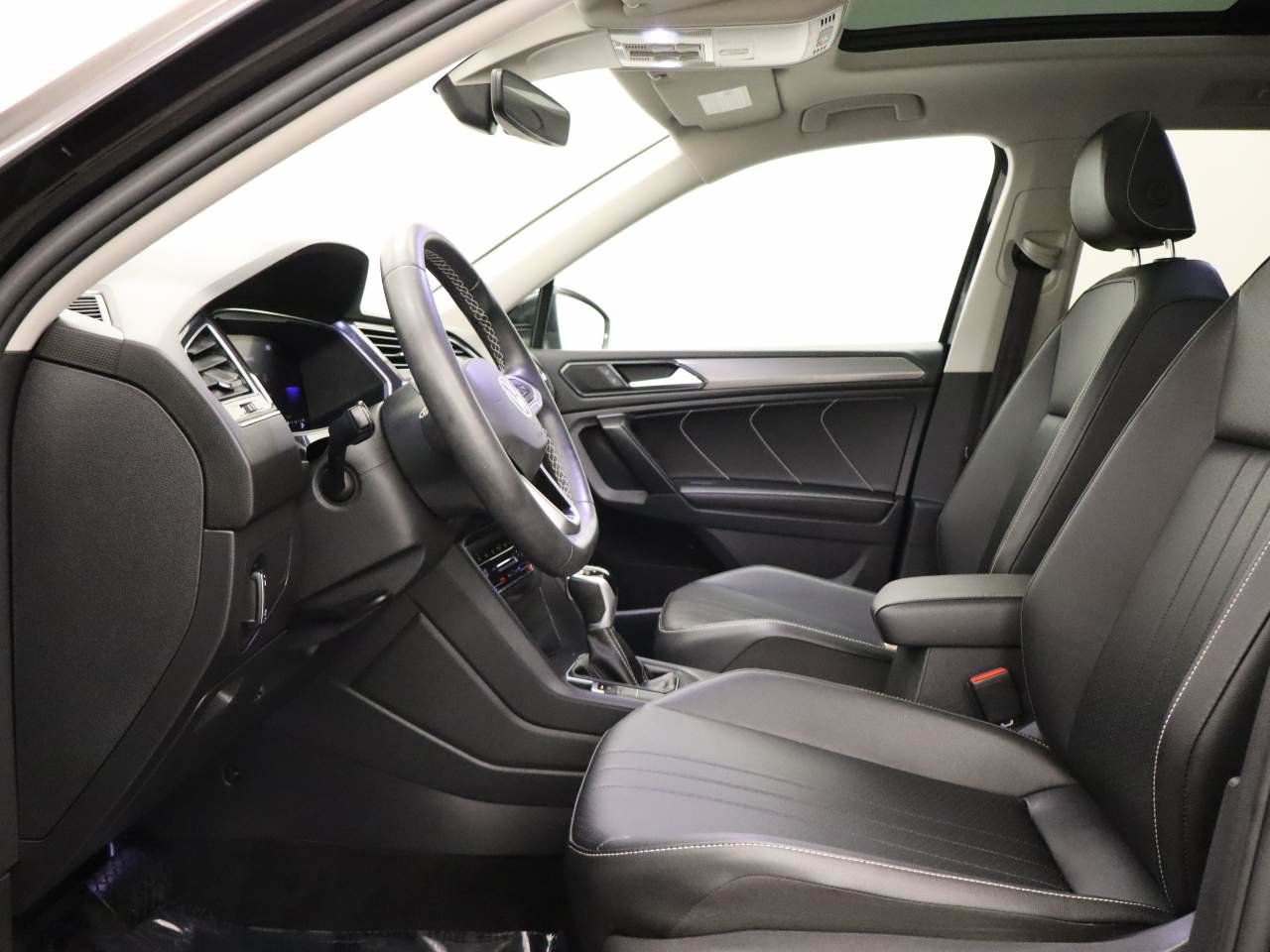 Certified 2023 Volkswagen Tiguan SE w/ Panoramic Sunroof Package FWD image 16