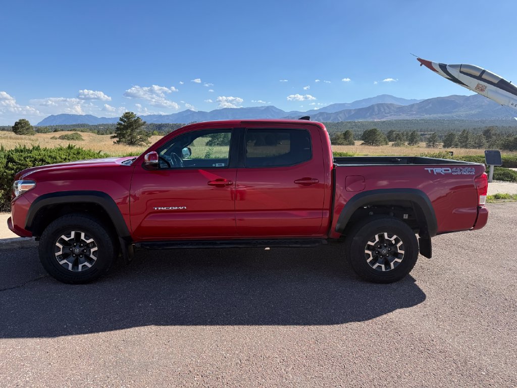 Used 2018 Toyota Tacoma TRD Off-Road w/ Technology Package AWD/4WD image 21