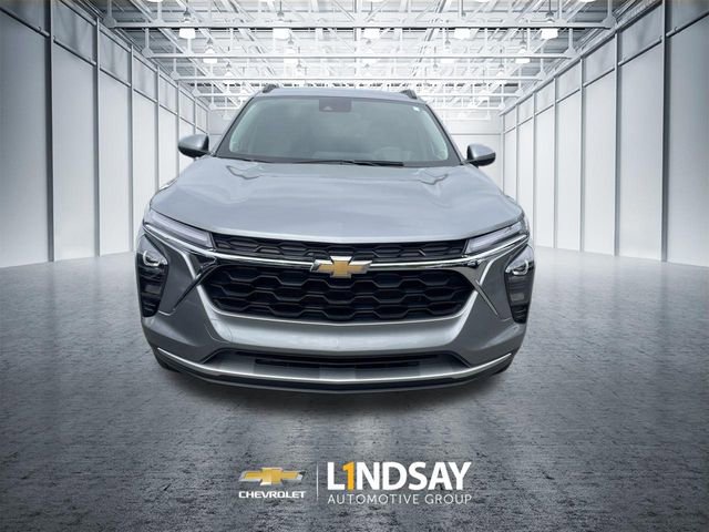 Used 2025 Chevrolet Trax LT w/ LT Convenience Package FWD image 3