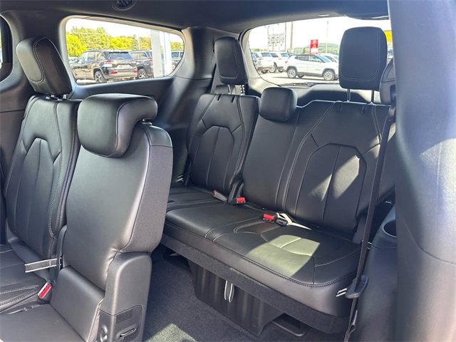 New 2026 Chrysler Pacifica Select image 11