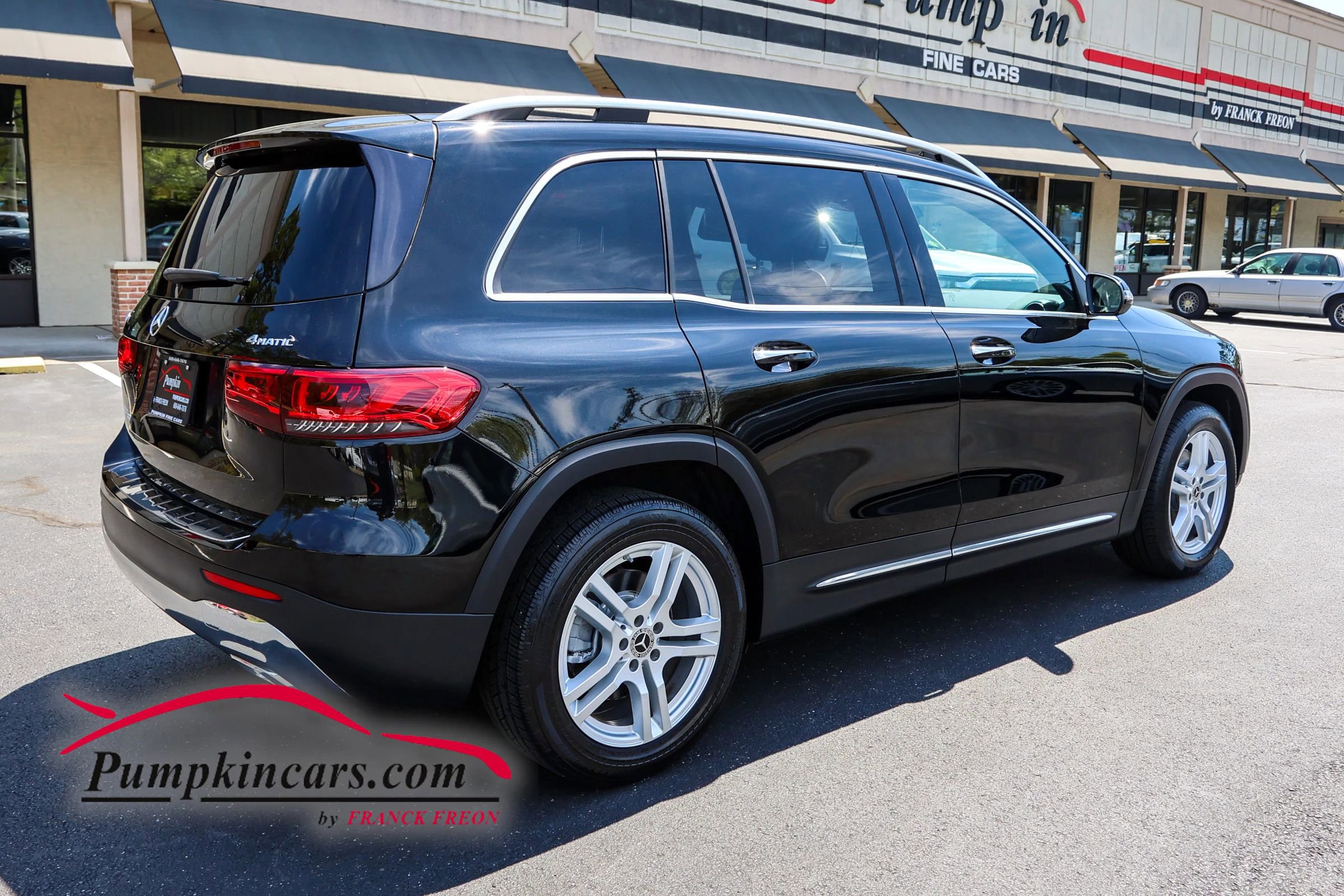 Used 2021 Mercedes-Benz GLB 250 4MATIC w/ Premium Package image 3
