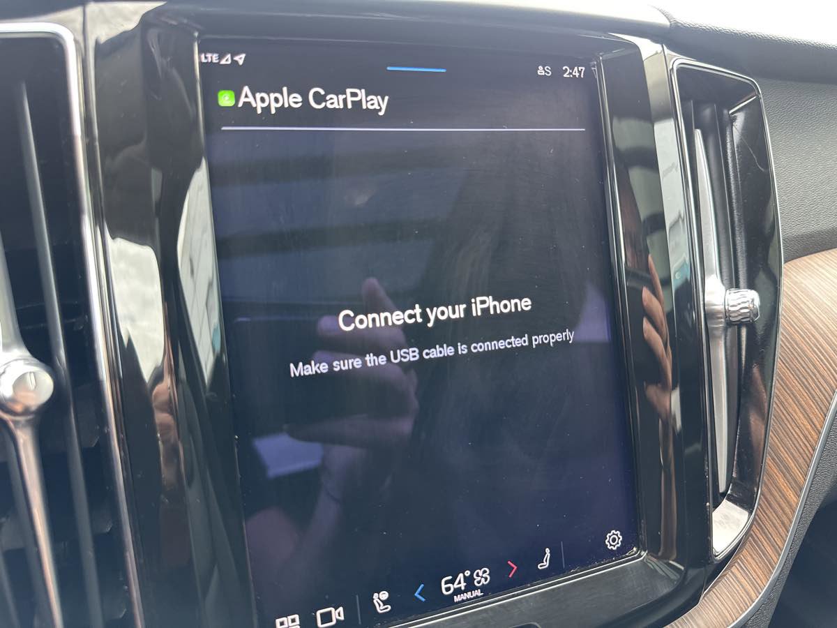 Used 2022 Volvo XC60 B5 Momentum w/ Climate Package image 16