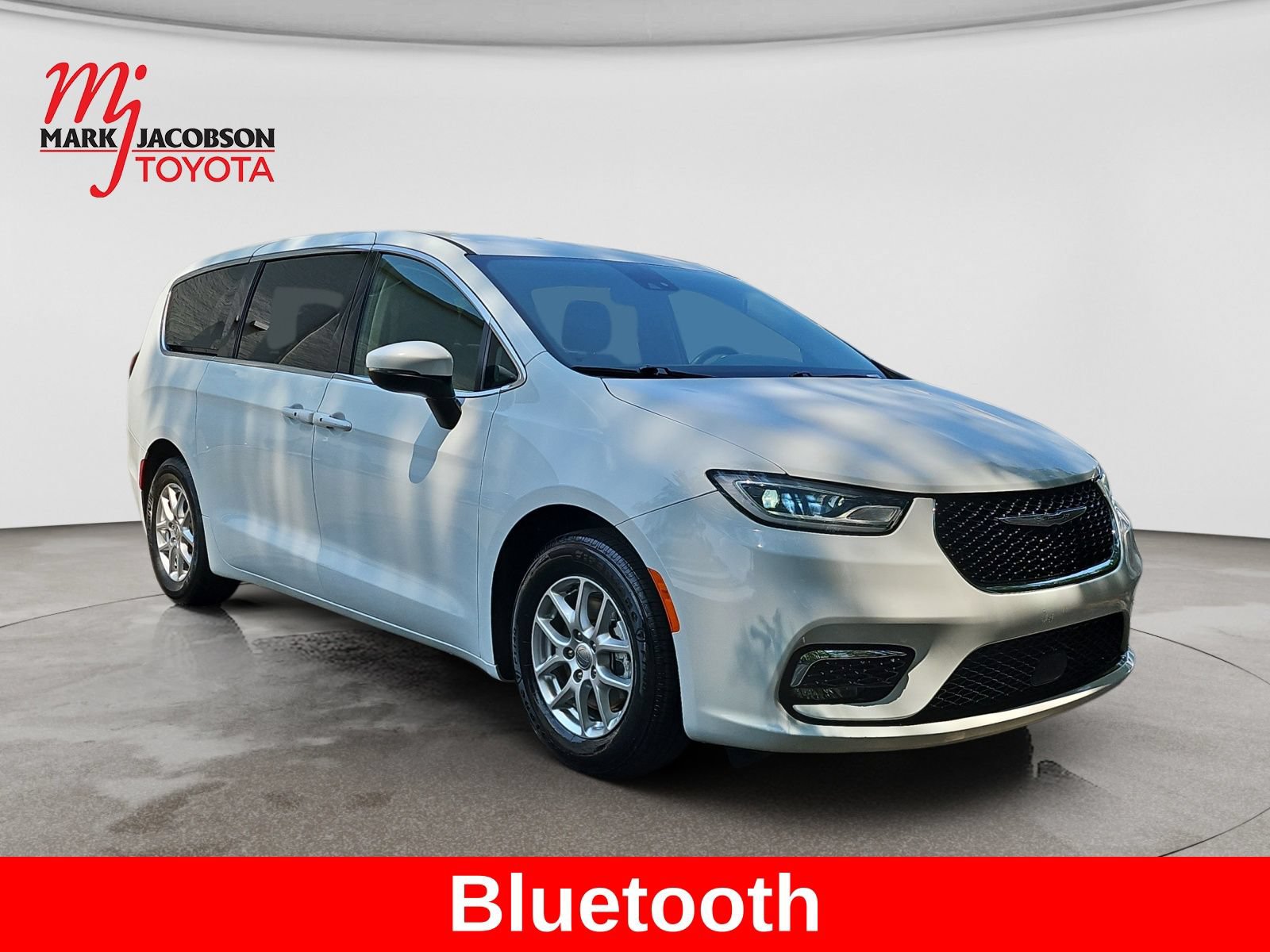 Used 2023 Chrysler Pacifica Touring-L FWD image 5