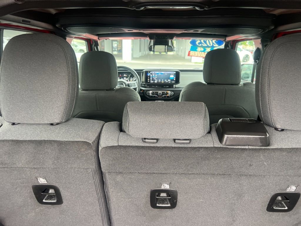 Used 2025 Jeep Wrangler Unlimited Sahara w/ Safety Group AWD/4WD image 35