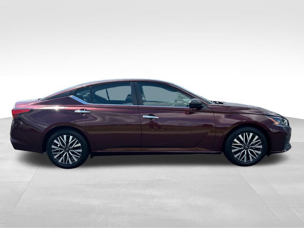Used 2024 Nissan Altima 2.5 SV FWD image 6