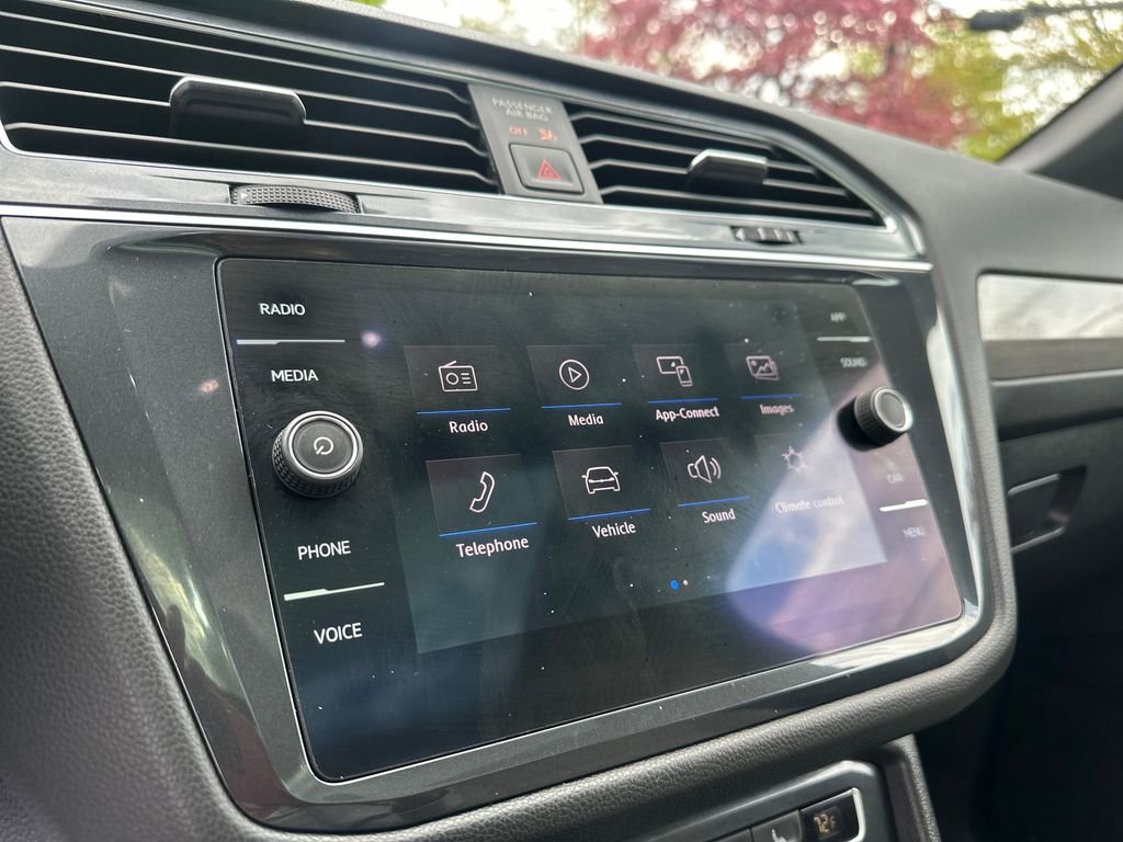Certified 2020 Volkswagen Tiguan SE R-Line AWD/4WD image 9