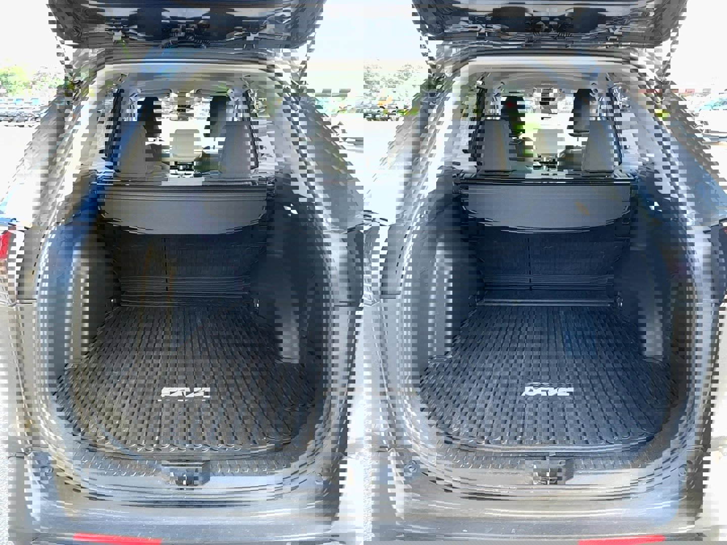 Used 2022 Toyota RAV4 XLE image 7