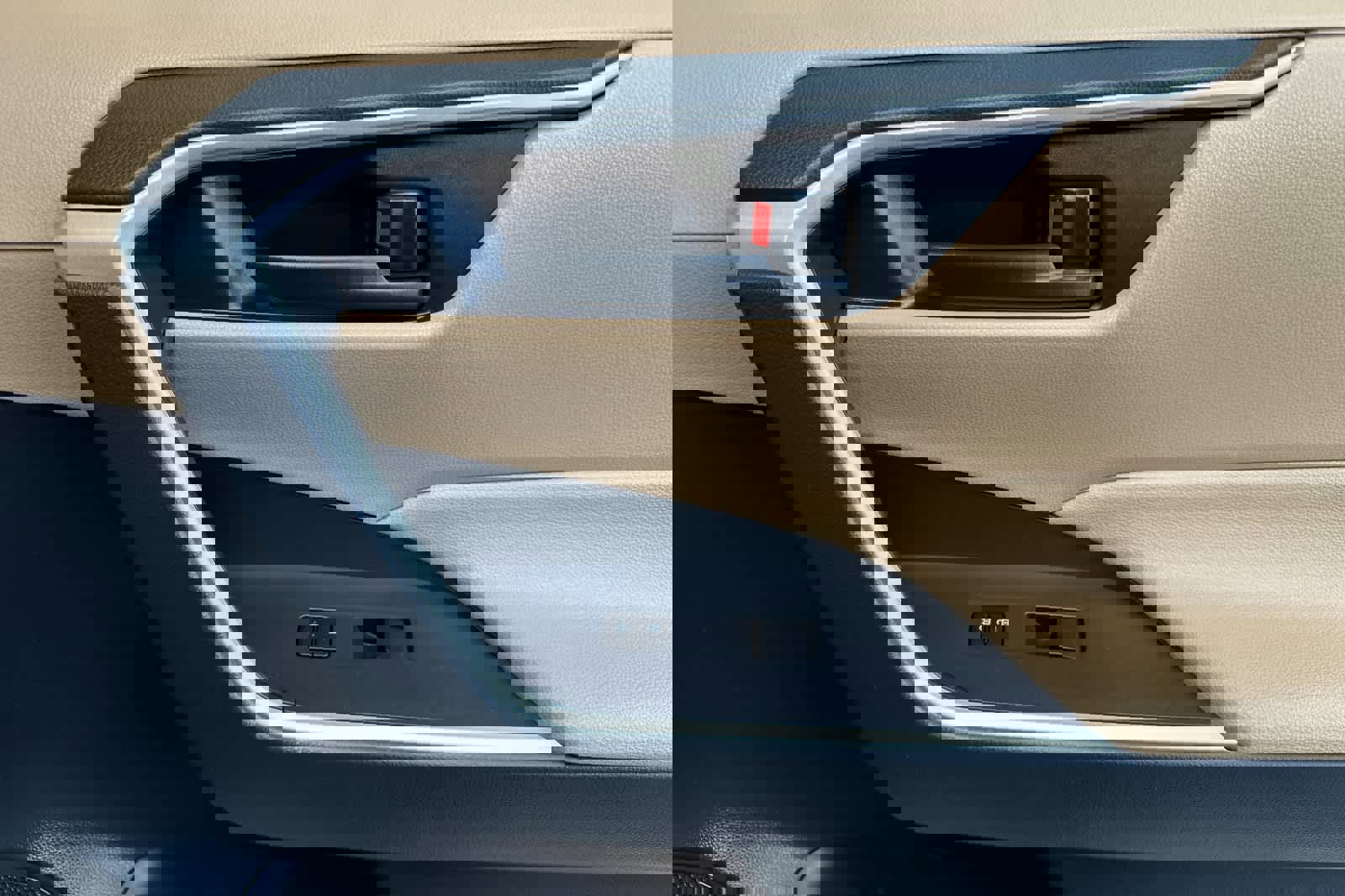 Used 2025 Toyota RAV4 LE AWD/4WD image 19