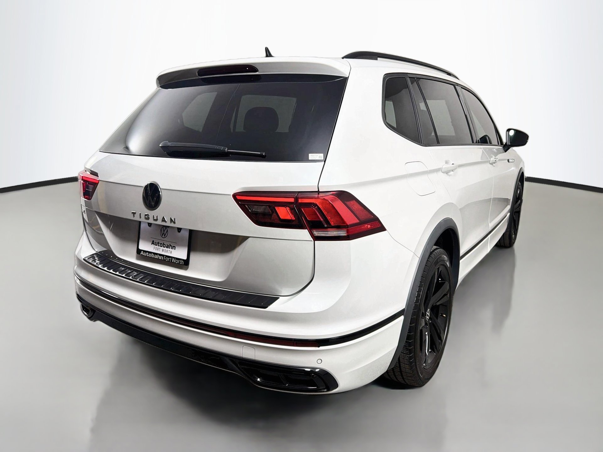 Used 2023 Volkswagen Tiguan SE R-Line FWD image 5