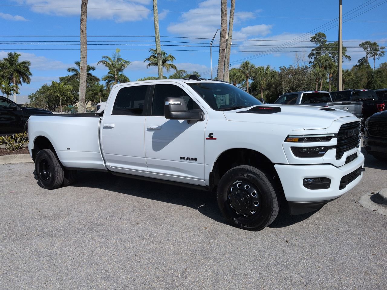 Used 2025 RAM 3500 Laramie AWD/4WD image 2